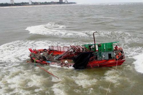 Quảng Trị: Ứng cứu kịp thời 8 ngư dân bị nạn trên biển
