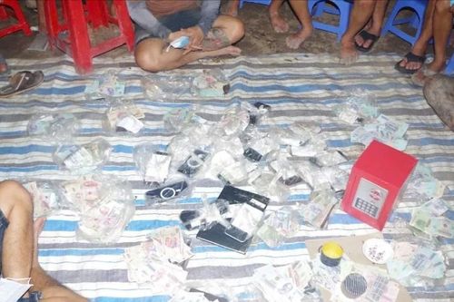 Đột kích căn nhà bỏ hoang, bắt quả tang 43 con bạc đang sát phạt