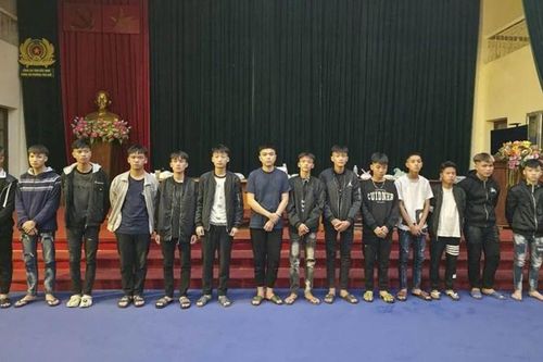 Khởi tố nhóm 'quái xế' cầm hung khí lạng lách, đánh võng