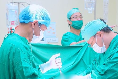Thức khuya, ăn uống thất thường chàng trai 17 tuổi thủng tạng rỗng nguy kịch