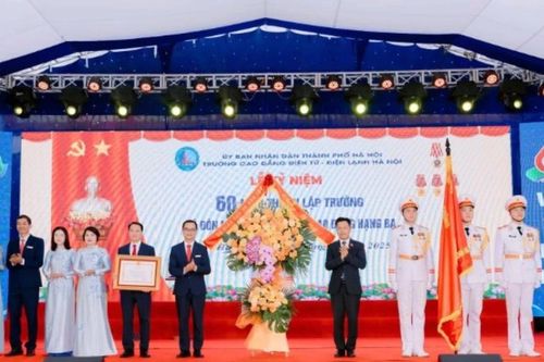 Trường Cao đẳng Điện tử - Điện lạnh Hà Nội nhận Huân chương Lao động hạng Ba