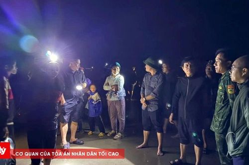 Tìm thấy thi thể người cha trong vụ lật thuyền đánh cá trên biển
