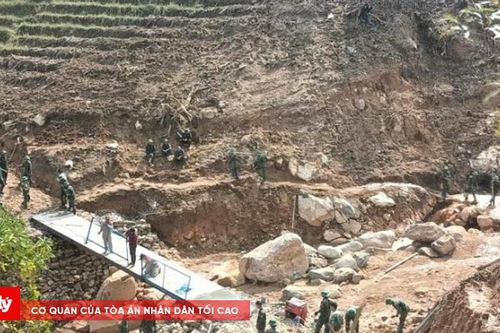 'Đường quân dân' nối lại 5 thôn bị cô lập do mưa bão