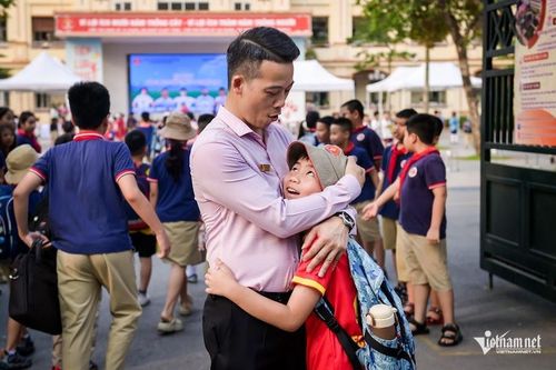 Hiệu trưởng lý giải vì sao việc bỏ bắt lỗi học sinh mỗi sáng lại khó thực hiện