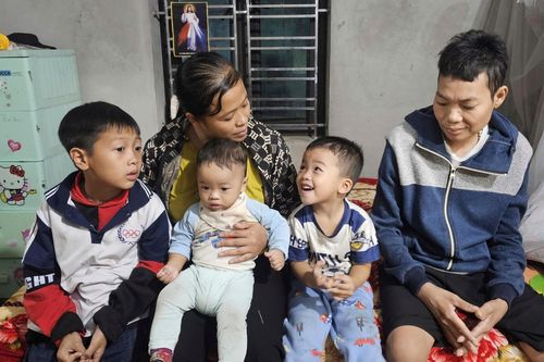 Chồng mắc ung thư giai đoạn cuối, vợ một mình nuôi 3 con trong khốn khó
