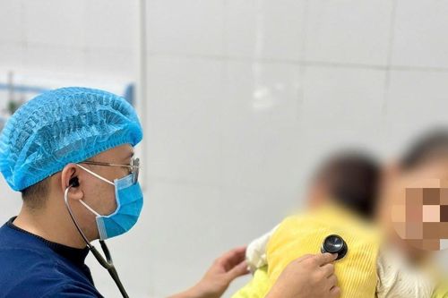 Trẻ mắc cúm A, bác sĩ cảnh báo việc bố mẹ tự ý cho con uống Tamiflu