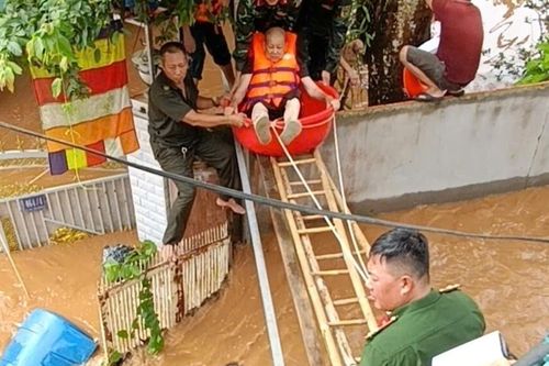 Nhiều khu dân cư ở Đồng Nai ngập cả mét, cụ bà được cứu kịp thời giữa biển nước