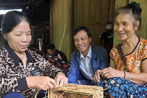 Lãnh đạo xã vùng cao Nghệ An mang nghề đan bèo tây về cho người cao tuổi