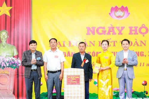 Chủ tịch UBND tỉnh Nghệ An Lê Hồng Vinh dự, chung vui Ngày hội Đại đoàn kết cùng nhân dân xóm Trung Hồng, xã Diễn Châu