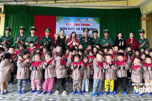 Chương trình 'Nâng bước em tới trường' trao hàng trăm suất quà đến học sinh xã biên giới Sơn Lâm