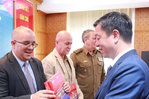 Sách mới tổng kết 65 năm vun đắp tình hữu nghị thủy chung Việt Nam-Cuba