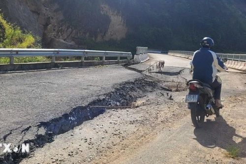 Người dân Lai Châu liều mình đi qua cầu cạn nứt gãy