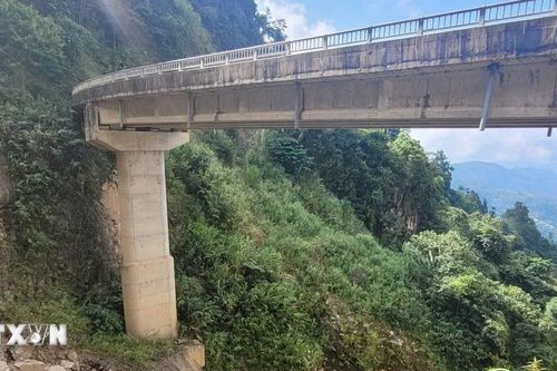 Lai Châu: Cầu cạn hư hỏng nặng, người dân vẫn liều mình đi qua