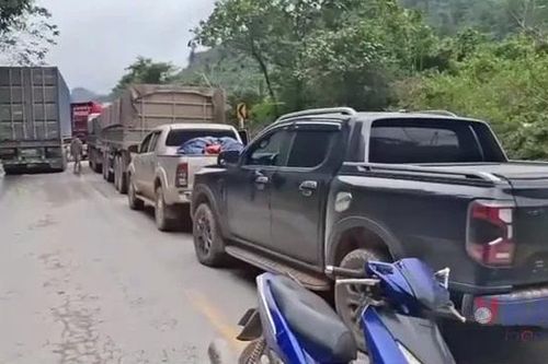Đường lên Cửa khẩu Quốc tế Cha Lo bị tắc sau vụ tai nạn giữa 2 xe container