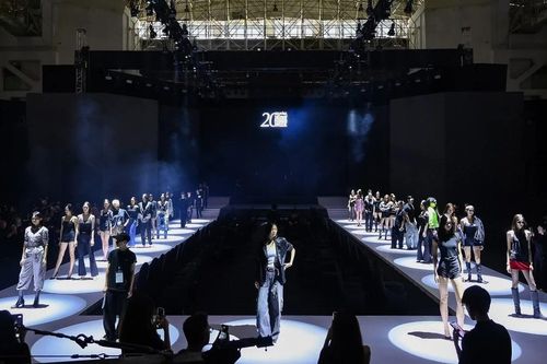 Dàn sao 'hot' khuấy đảo Vietnam International Fashion Week F/W 2025 trước giờ G