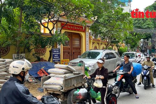 Tràn lan vi phạm trật tự đô thị trước cổng Di tích quốc gia chùa Xã Đàn