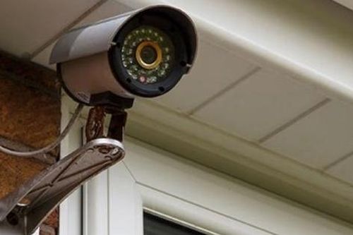 Bí mật trong ngôi nhà lắp đặt 10 camera giám sát bên ngoài