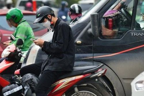 Dừng đèn đỏ sử dụng điện thoại có bị phạt không?