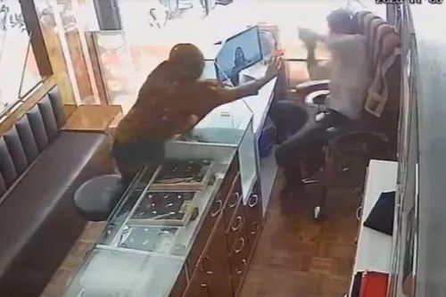 Ném bột ớt vào chủ cửa hàng để cướp tiệm vàng, người phụ nữ lãnh ngay đòn đau nhớ đời