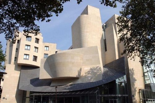 Viện phim Paris bị… tấn công