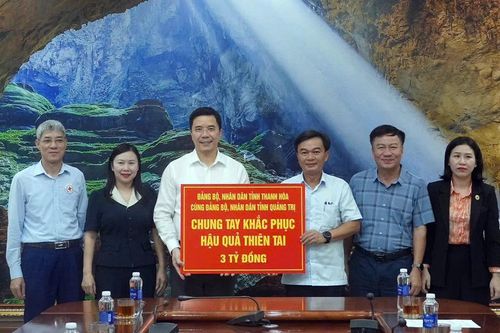 Phó Bí thư Thường trực Tỉnh ủy Nguyễn Hồng Phong thăm hỏi và trao nguồn hỗ trợ người dân Quảng Trị bị ảnh hưởng bởi thiên tai