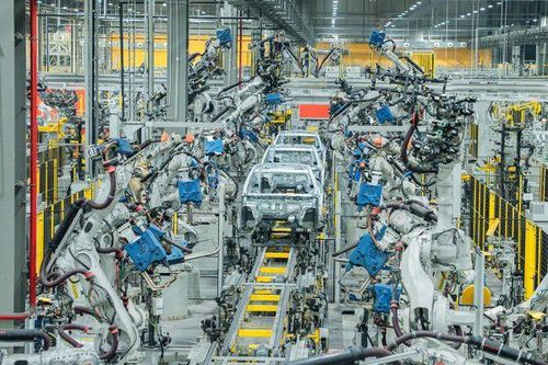 Ngành công nghiệp - xây dựng chiếm 68% Top 500 DN lớn nhất Việt Nam năm 2025