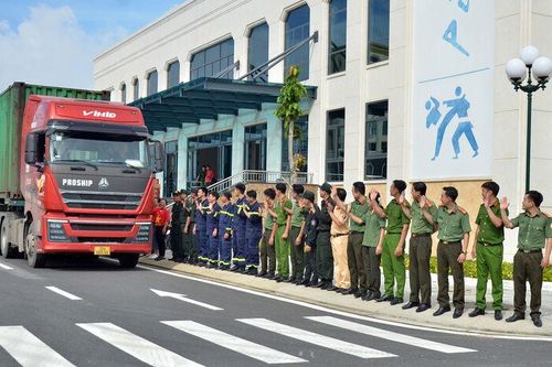 Chiến sĩ trẻ gửi quà ra vùng lũ
