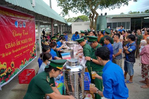 Bát cháo ấm tình quân dân vùng biên giới