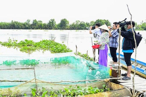 Báo và Phát thanh - Truyền hình An Giang phối hợp tuyên truyền với xã Vĩnh Hòa