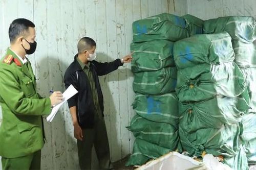 Công an xã Tiên Du (Bắc Ninh) phát hiện gần 2 tấn thực phẩm đông lạnh không nguồn gốc, xuất xứ