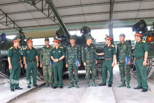 Thiếu tướng Hoàng Văn Lợi kiểm tra và làm việc tại Lữ đoàn 22