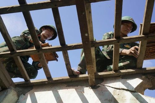Bão đi qua, tình quân dân càng thêm bền chặt