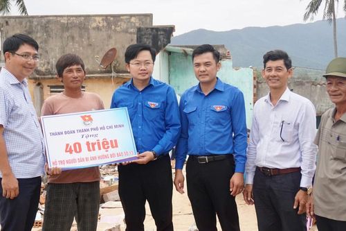 Tỉnh đoàn Gia Lai và Thành đoàn TP Hồ Chí Minh hỗ trợ người dân bị ảnh hưởng bão số 13