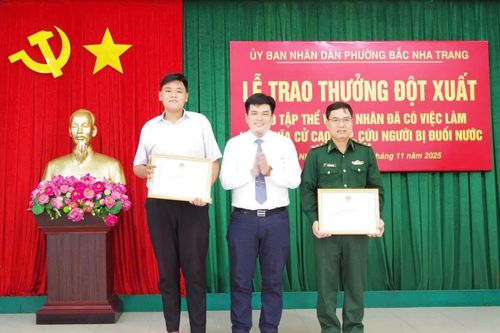 Trao thưởng đột xuất tập thể, cá nhân có hành động dũng cảm cứu người