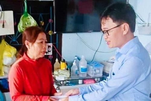 Lãnh đạo phường La Gi thăm hỏi, động viên ngư dân gặp nạn trên biển