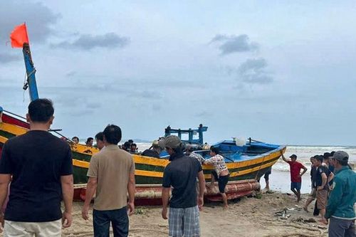 Công an xã Tân Hải cứu hộ 2 tàu cá bị sóng lớn đánh chìm an toàn