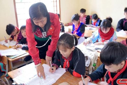 Duy trì mặc trang phục truyền thống trong công sở và trường học ở Chiềng Sại