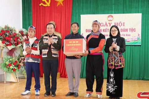 Đồng chí Phó Chủ tịch Thường trực UBND tỉnh dự Ngày hội đại đoàn kết toàn dân tộc tại bản Tà Xùa