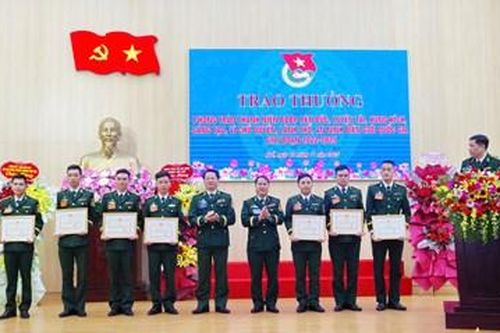 Tuyên dương 'gương mặt trẻ tiêu biểu - gương mặt trẻ triển vọng'
