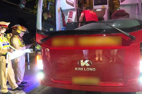 Xử lý hơn 20 xe khách 'trá hình' núp bóng hợp đồng, du lịch trong đợt ra quân