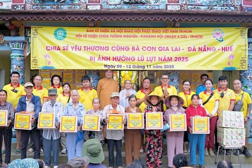 Ban Từ thiện xã hội Phật giáo TP.HCM và chùa Tường Nguyên trao hơn 3.000 phần quà tại miền Trung