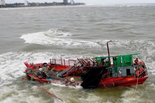 Ứng cứu 8 ngư dân trên tàu cá bị chìm