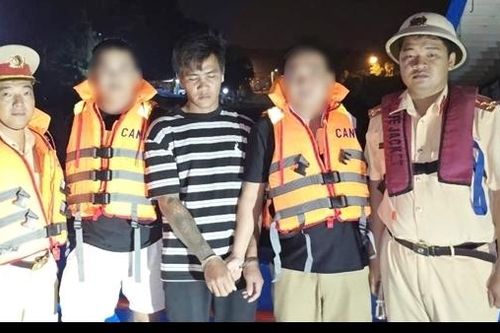 Bắt đối tượng truy nã lẩn trốn trên sà lan