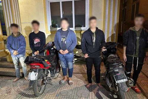 Nhóm quái xế dùng khẩu trang che biển số, mang gậy sắt ra phố tìm đối thủ