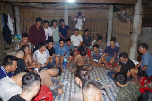 Phá sòng lắc tài xỉu trong ngôi nhà hoang, thu giữ hàng trăm triệu đồng