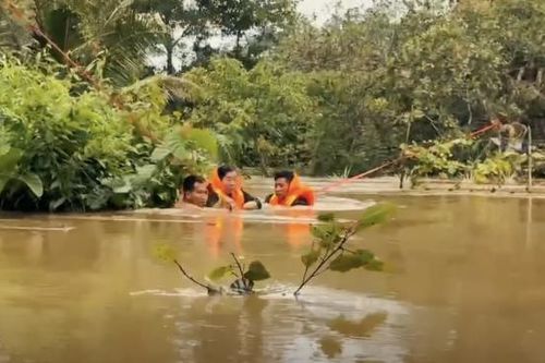 Công an xã cứu cụ bà hơn 70 tuổi cùng gia đình bị mắc kẹt giữa dòng nước lũ