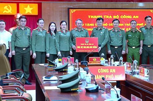 Thanh tra Bộ Công an chia sẻ khó khăn với CBCS và người dân vùng lũ lụt ở Huế
