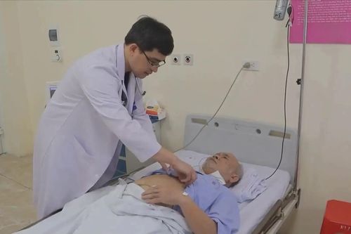 Cứu sống cụ ông ngừng thở nhờ thay van tim qua da