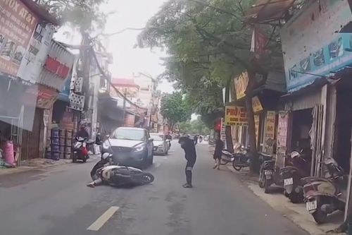 Người đi bộ sang đường thiếu quan sát gây nguy hiểm