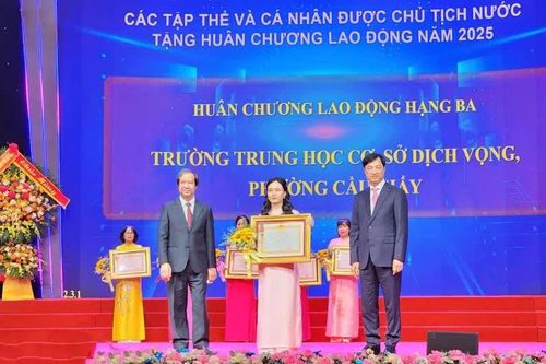 Trường THCS Dịch Vọng đón nhận Huân chương Lao động hạng Ba với 70 năm hành trình vun đắp tri thức